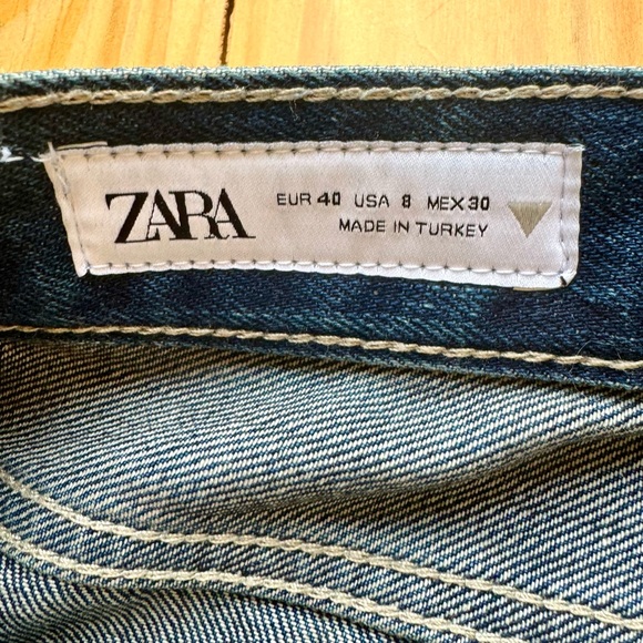 ZARA Relaxed Mid-Rise Balloon TRF Jeans Fall 2024 collection - Picture 4 of 10